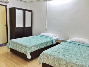 a room with two beds in a room at Wanarom Resort in Ban Maklua Kao +34 photos
