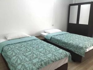 a room with two beds in a room at Wanarom Resort in Ban Maklua Kao