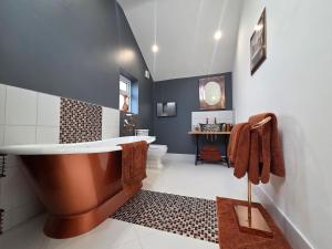 a bathroom with a large tub and a sink at Sunnie view lodge 2 bedroom in Lound +28 photos