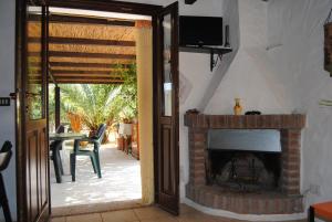 una puerta abierta a una sala de estar con chimenea en Sweet House, en Villamassargia