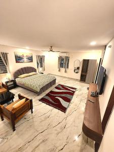 a large bedroom with a bed and a living room at Newly Launched Servostay Luxe Botique Hotel Near Miyapur Metro in Lingampalli