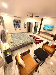 a large bedroom with a large bed and a couch at Newly Launched Servostay Luxe Botique Hotel Near Miyapur Metro in Lingampalli