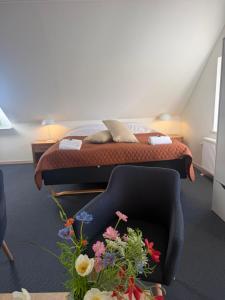 a bedroom with a bed with flowers on the floor at Skjoldbjerg Garnihotel in Vorbasse