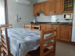 a kitchen with a table with chairs and a sink at Casa Rural Casa Juli in Arguedas