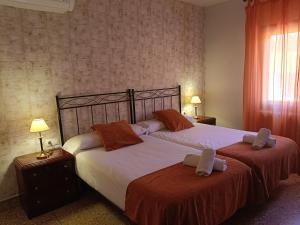 a bedroom with two beds with towels on them at Casa Rural Casa Juli in Arguedas