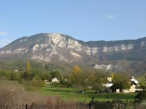 a mountain in the distance with houses and trees at Villa Cathy Studio Maëlys in Aix-les-Bains +5 photos