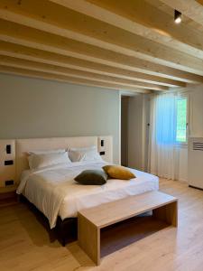 a bedroom with a large bed with a wooden ceiling at Agriturismo Rive De Guia in Valdobbiadene