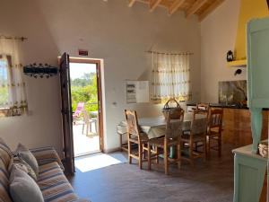 a kitchen and dining room with a table and chairs at Quinta das Aguas in Aljezur