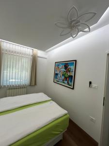 ein Schlafzimmer mit Bett und Deckenventilator in der Unterkunft Apartments Villa BEAUTY PORTOROŽ in Portorož + 98 Fotos