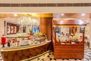 a restaurant with a bar with a buffet at Radisson Srinagar in Srinagar