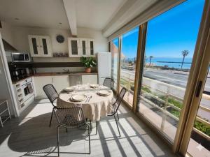 a kitchen and dining room with a table and chairs at Studio entre Mer et Lagune in Saint-Aygulf