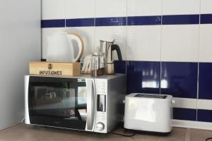 a microwave and a toaster on a kitchen counter at La Duquesita - Ideal para escapada en pareja in Arcos de la Frontera