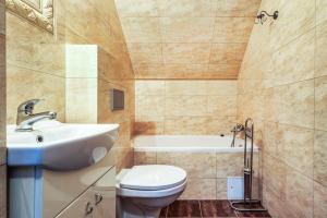 a bathroom with a sink and a toilet and a tub at Pokoje JANTARUS in Jantar +14 photos