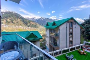 a balcony with a view of a mountain at Kason Grand View Manali in Manāli