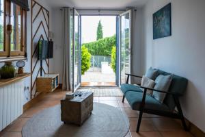 a living room with a couch and a table at Casa Sabor de la Vida in Abarán