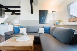 a living room with a blue couch and a table at Vadersdorf 31 Im Backhaus in Vadersdorf