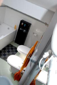 シラクーサにあるAppartamento Hortigiaのバスルーム(トイレ、洗面台付)