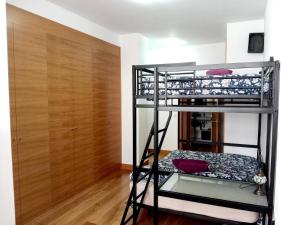 a black bunk bed in a room at RiverSide in Barakaldo