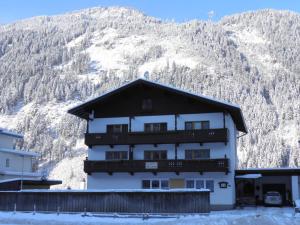 een gebouw voor een met sneeuw bedekte berg bij Haus Florian in Mayrhofen