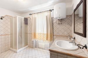 a bathroom with a sink and a shower at Grande Casa Nel Villaggio in Scano Montiferro