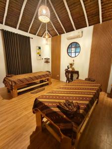 a bedroom with a bed and a table in a room at Ten RooMs in Telukbakau