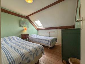 a bedroom with two beds and a window at Platschorre in Oudelande