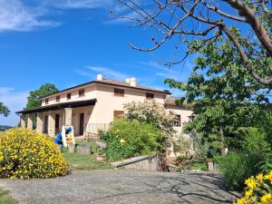 a house with a garden in front of it at Agriturismo Bellavista in Arsita