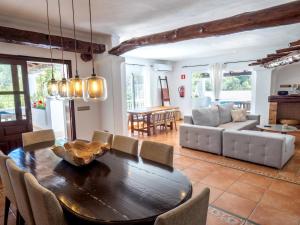 a dining room with a table and a living room at El Charco in Cala Llonga
