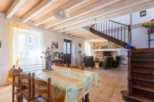 a dining room with a table and some chairs at L'Authentique Maison Béarnaise in Lagor