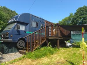 a blue truck with a house on the side of it at Wake up with Wallabies in Par