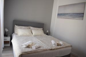 a bedroom with a bed with towels on it at Apartment Mali Mol in Vantačići