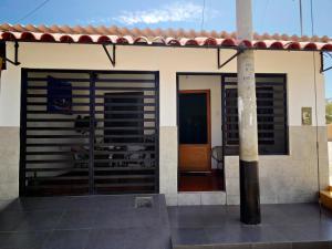 a home with a garage door with wine racks at La Casita de Kevin in Los Órganos