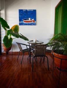 a dining room with a table and chairs and a boat at La Casita de Kevin in Los Órganos