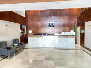 a lobby with a reception desk and chairs at فندق فاتوران فرع ينبع in Yanbu