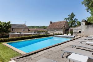 a swimming pool in the backyard of a house at La Fromagerie in Mondion
