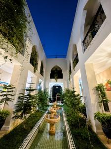 a courtyard with a fountain in a building at Maison D'hôtes IMINIGRAN & Spa in Ouarzazate