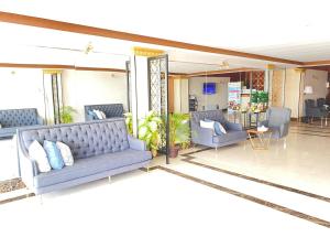 a lobby with two blue couches and a table at فندق فاتوران فرع ينبع in Yanbu