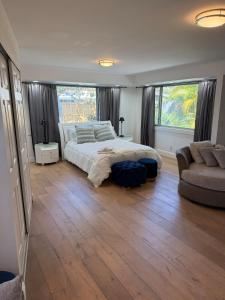 a bedroom with a large bed and a couch at Flip Flops 1 mile beach stadium close in Hollywood