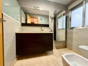 a bathroom with a sink and a mirror at Apartamento con encanto in Monte San Miguel