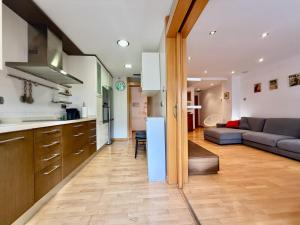 a kitchen and a living room with a couch at Apartamento con encanto in Monte San Miguel