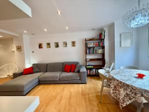 a living room with a couch and a table at Apartamento con encanto in Monte San Miguel