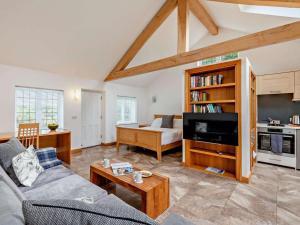 a living room with a couch and a tv at 1 Bed in Lymington oc-83370 in Sway