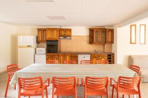 a kitchen with a table and chairs in a room at Majordoms Velo in Llambillas