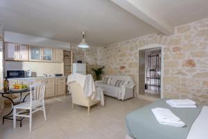 eine Küche und ein Wohnzimmer mit Tisch und Stühlen in der Unterkunft Bastakis Studio Silver in Skalánion