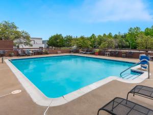 a large swimming pool with chairs and tables at Best Western Potomac Mills in Woodbridge