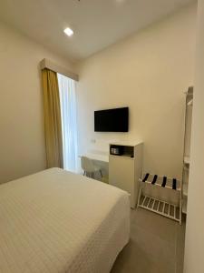 a hotel room with a bed and a flat screen tv at I Colori della Bellezza in Gragnano