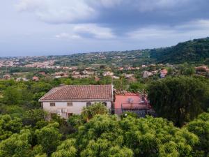 an aerial view of a house in the trees at Il noceto dell'Etna in Giarre