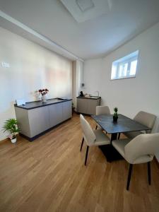 an office with a table and chairs in a room at Casa Araiani in Ariano Irpino