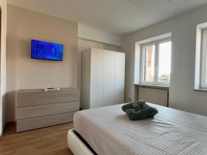 a bedroom with a bed and a dresser and a television at Casa Araiani in Ariano Irpino