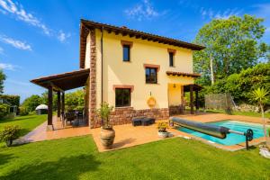a villa with a pool in a yard at Villa Los Bufones de Pria in Llames de Pría